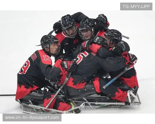 冰球赛场爆发大规模斗殴：双方替补冲进场